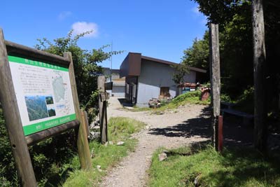 大劔岩とナナカマド