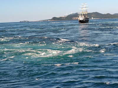 渦潮と帆船