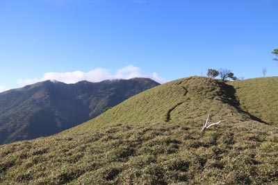 近づく赤帽子山