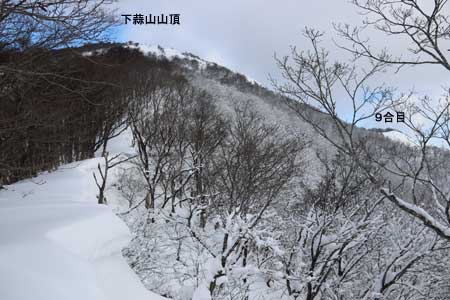 前方に下蒜山山頂