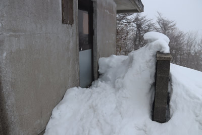 避難小屋入口