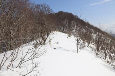 近づく湯岳