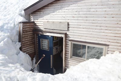 埋まっている６合目避難小屋