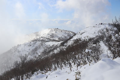 山頂を振り返る