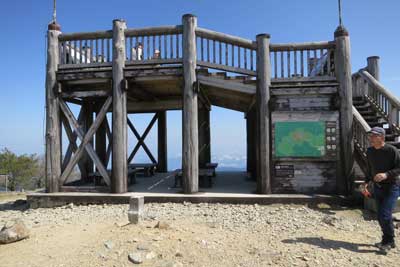 日出ヶ岳山頂の展望台