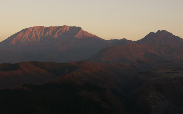 夜明けの大山と烏ヶ山