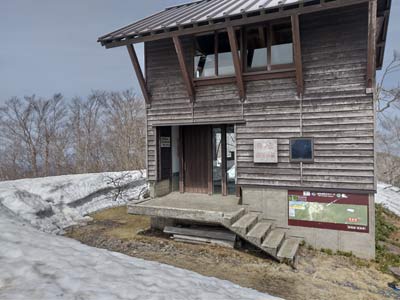 扇ノ山山頂避難小屋