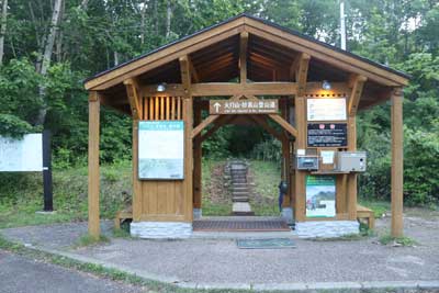火打山・妙高山登山口の木造門