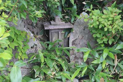 祠 と 役行者神変大菩薩