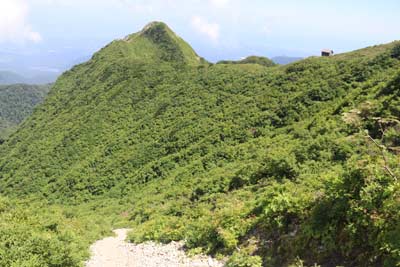 三鈷峰とユートピア避難小屋