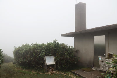 駒の尾山避難小屋