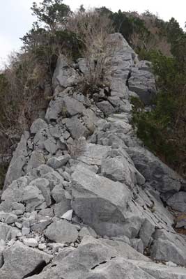 細尾根の岩場