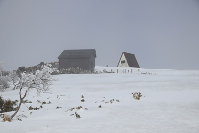 トイレと山頂避難小屋
